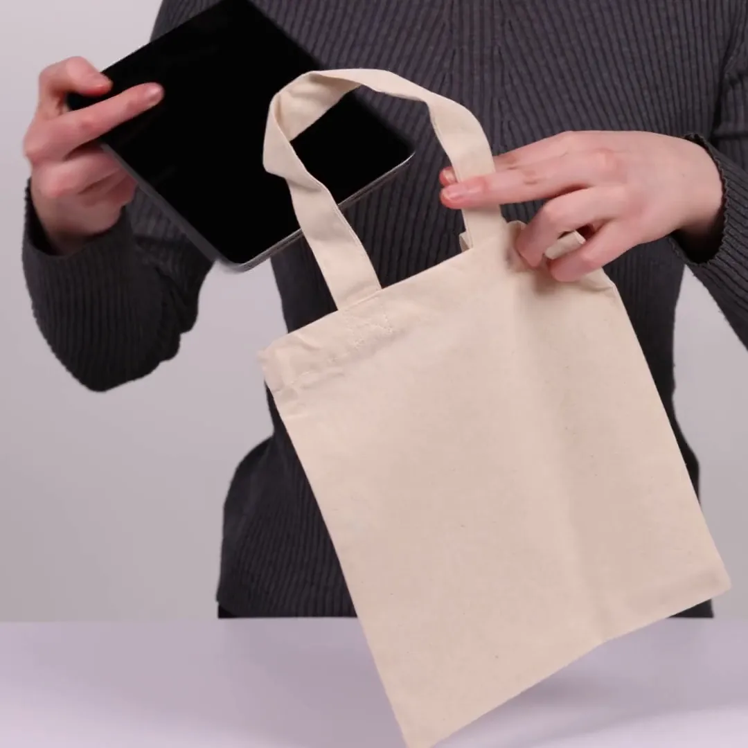 Bomullsnett, 22 × 26 cm, vist av en person i produktvideoen – natur