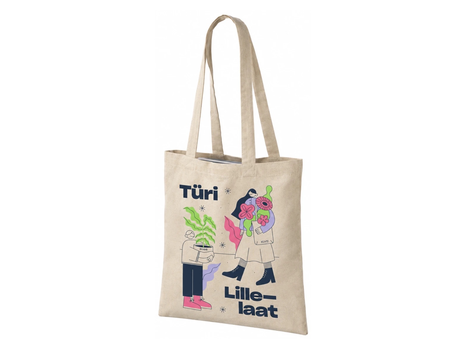 Handlenett i bomull med trykk – Türi Lillelaat-motiv med personer og blomster, vist på skrå – natur.