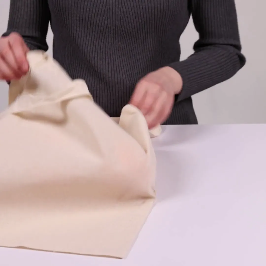 Resirkulert handlenett, 140 g/m², holdt av en person – natur